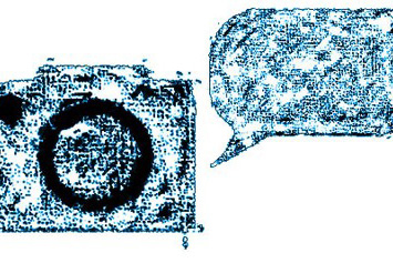 Illustration in blau- und grautönen, links eine Fotokamera und rechts eine Sprechblase. 