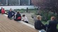 Personen der Reallabor-Schulung sitzen auf einer Terrasse und unterhalten sich.